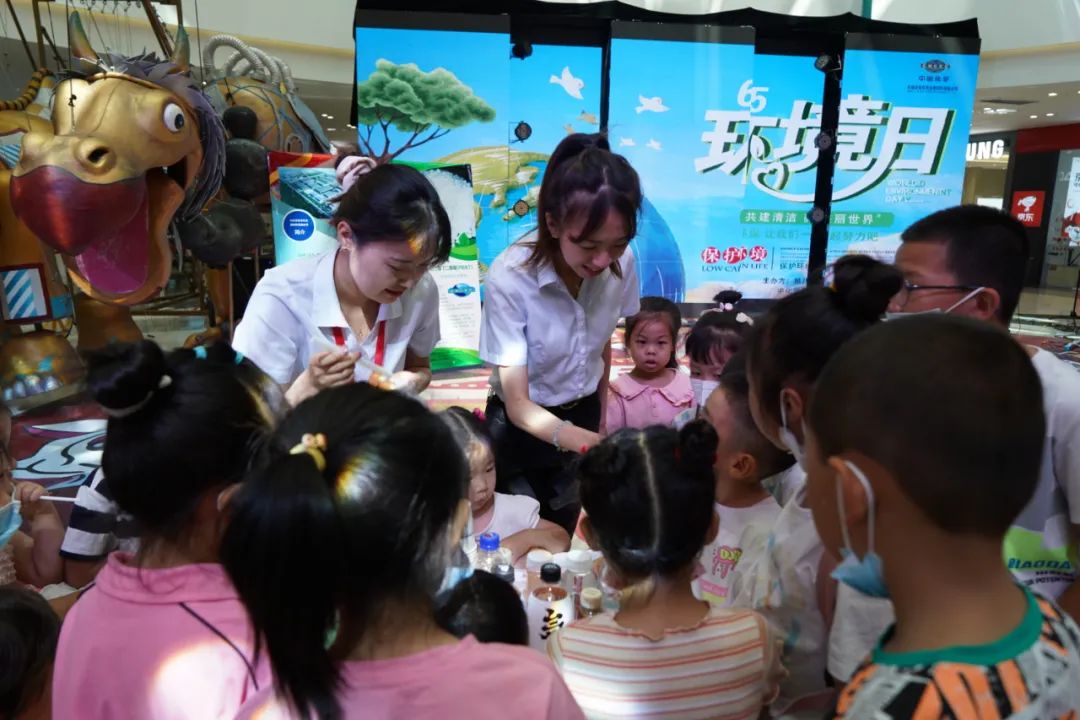 2022年6月3日，東華科技所屬東華天業(yè)公司聯(lián)合新疆建設(shè)兵團(tuán)第八師石河子市生態(tài)環(huán)境局在新疆萬達(dá)商場舉辦“共建清潔美麗世界”六五環(huán)境日公益宣傳活動