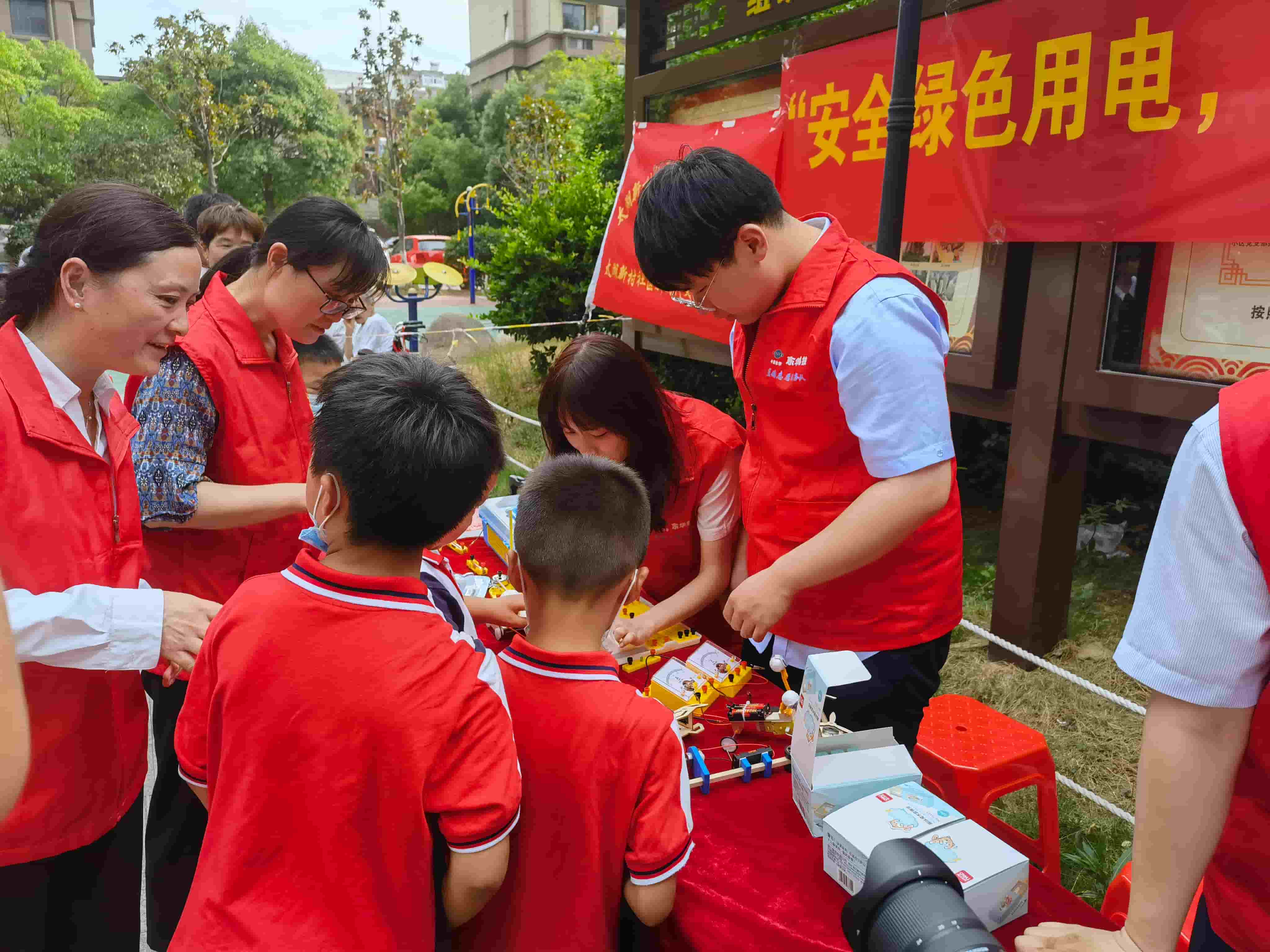2021年6月21日，藍(lán)鴿志愿服務(wù)隊(duì)前往社區(qū)開展“安全用電，安全你我”志愿活動(dòng)（1）
