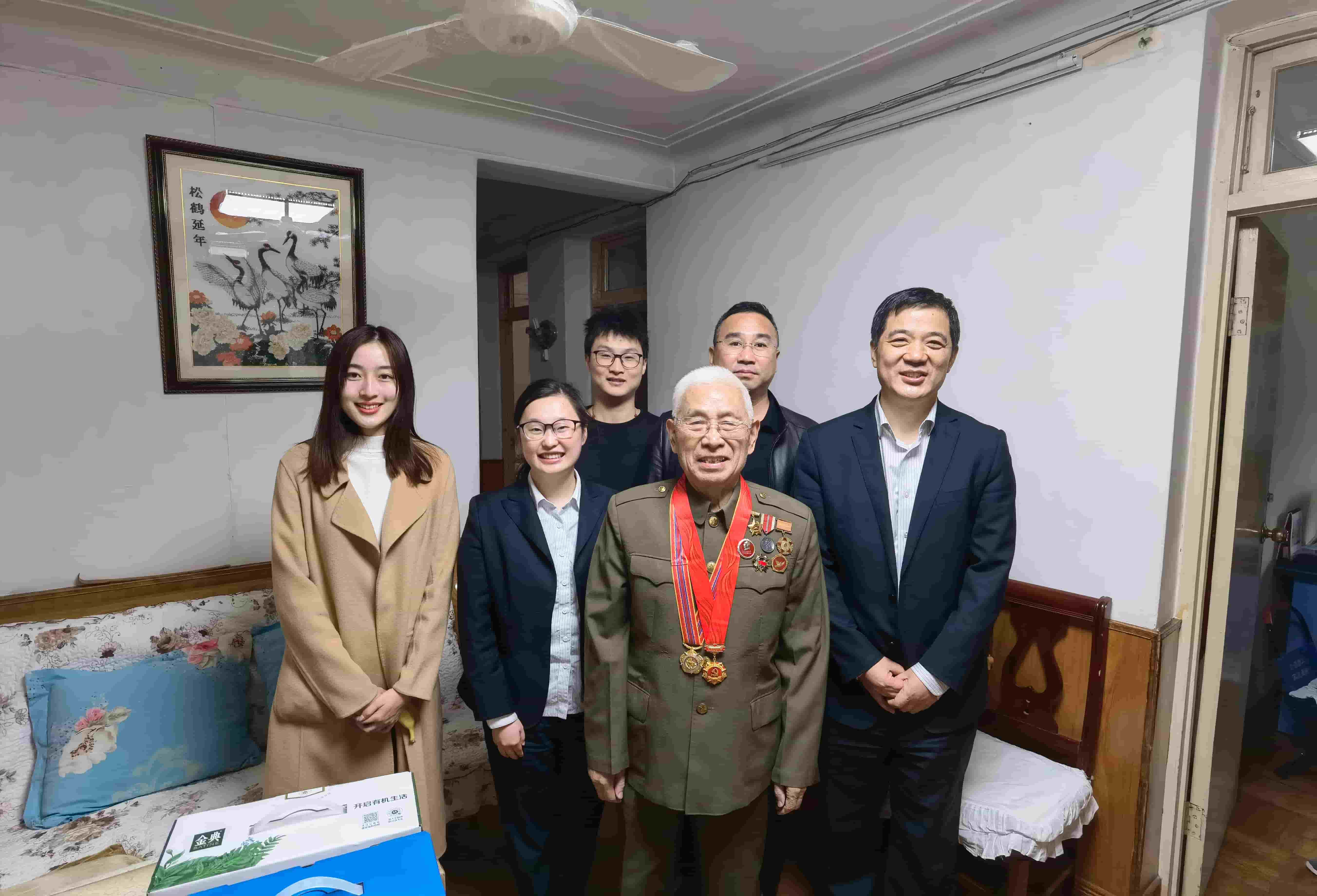 freecompress-2021年11月19日，東華科技聯(lián)合合肥市軍隊離退休干部第四干休所黨支部，看展“憶黨史、悟初心、擔(dān)使命”主題活動
